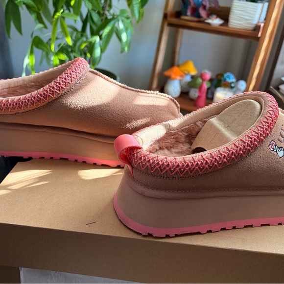 UGG Brown and Pink Tazz Love 25 Slip-Ons
Limited edition - Picture 11 of 14